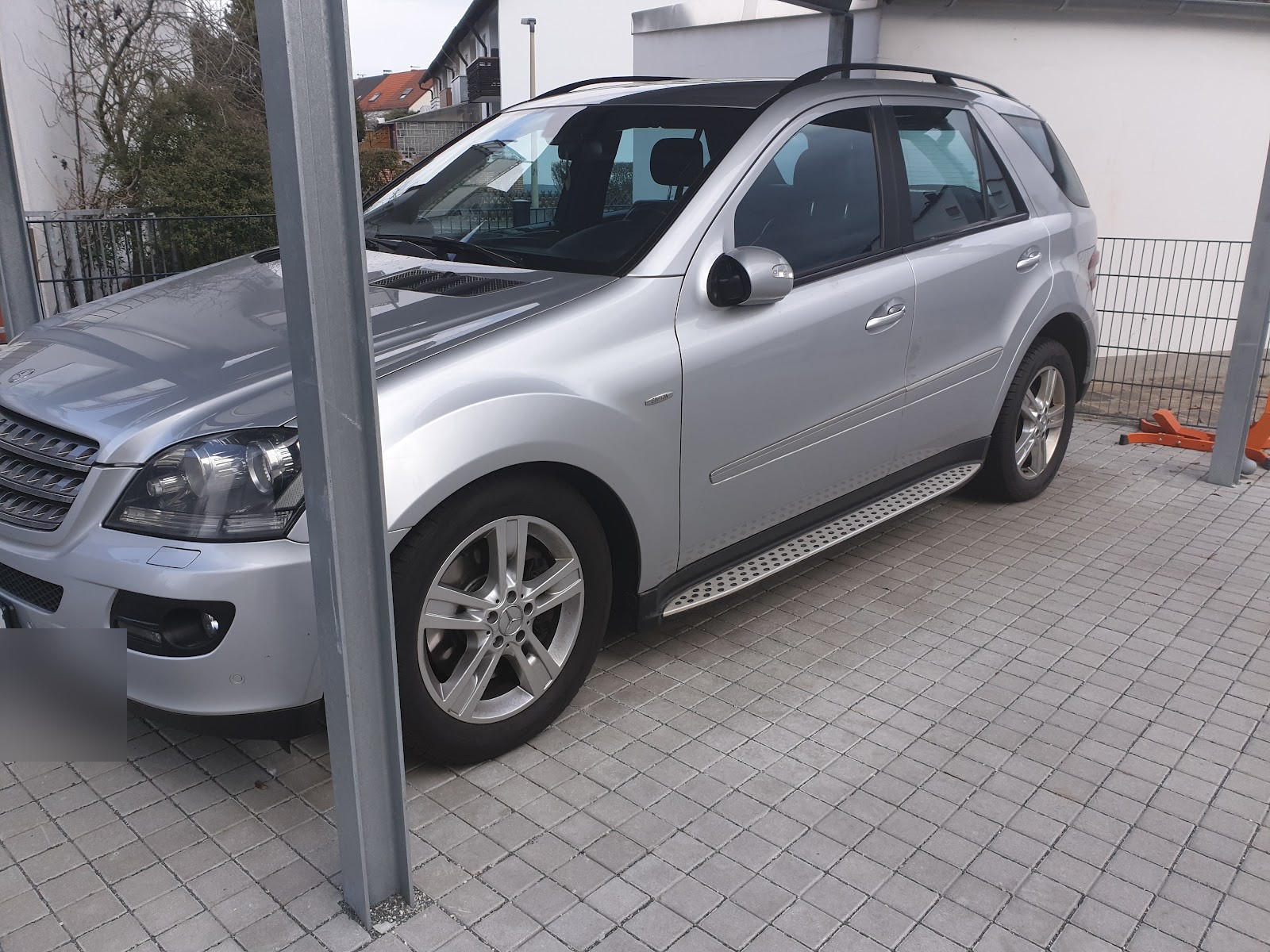Kundenfahrzeug unter dem überdachten Stellplatz der Kfz Engel GmbH