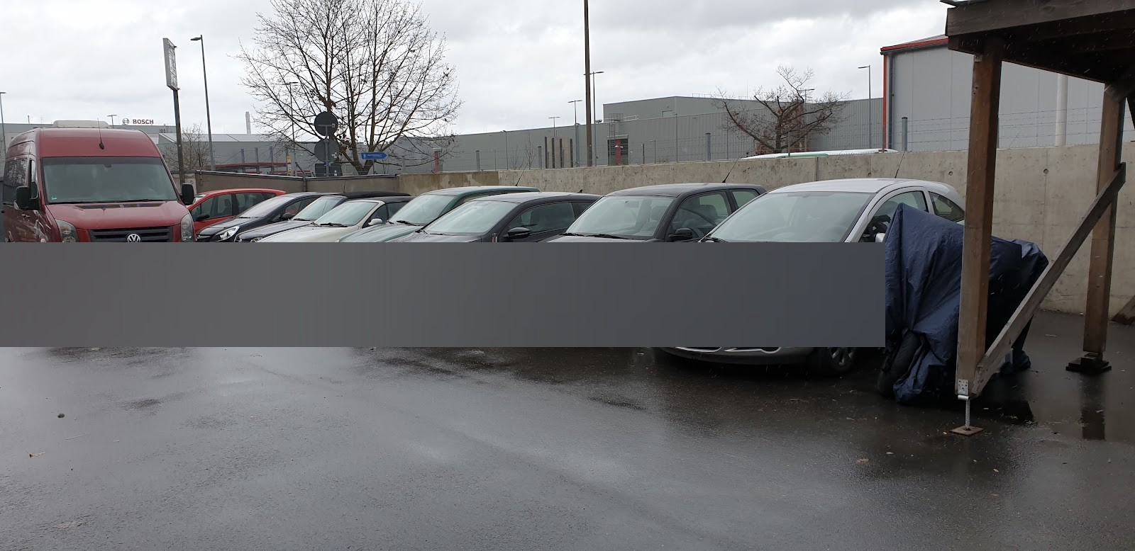 Werkstatthof der Kfz Engel GmbH mit mehreren Kundenfahrzeugen